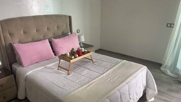 1 slaapkamer, een strijkplank/strijkijzer, wifi, beddengoed