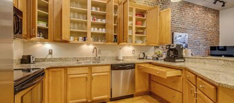 CozyUrbanLoft-Downtown Living at its Finest!