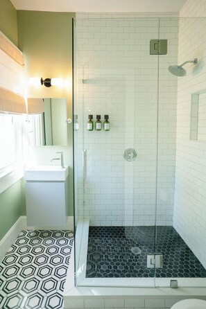 Douche, sèche-cheveux, serviettes fournies