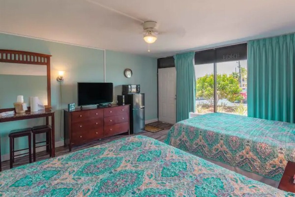 Cozy efficiency with 2 queen beds and lots of extras for a great vacation