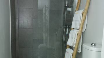 Douche, sĂšche-cheveux, serviettes fournies, savon