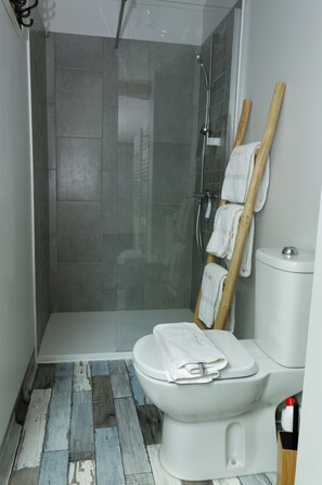Dusche, Haartrockner, Handtücher, Seife