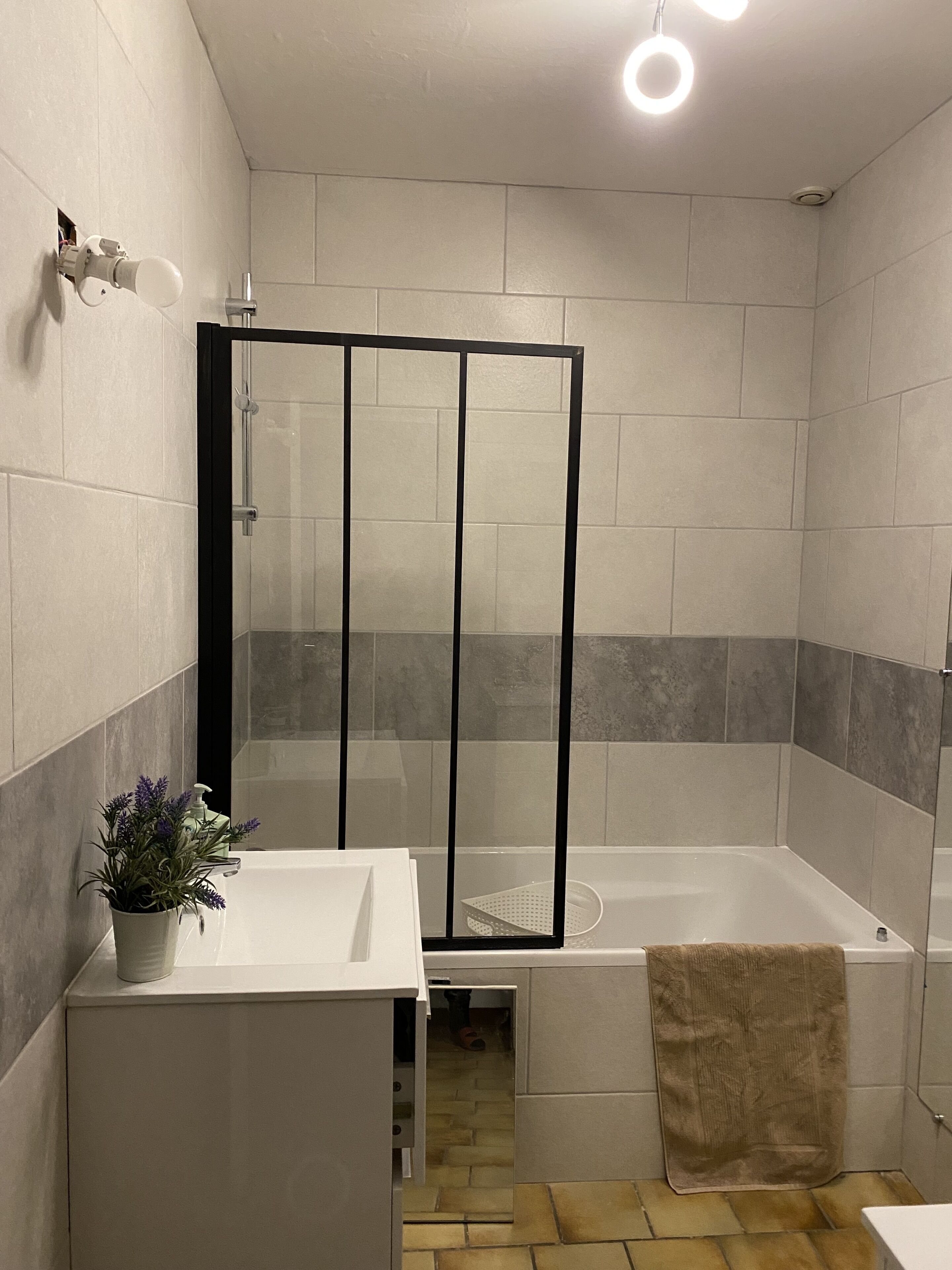 Een douche, een haardroger, zeep, toiletpapier