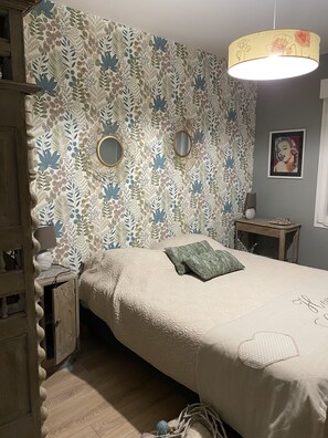 4 chambres, bureau, fer et planche à repasser, lit parapluie
