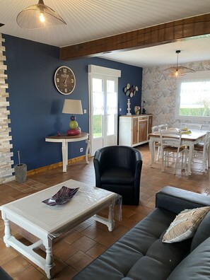 TV, fireplace, books - La clé des champs (Acheux-en-Vimeu)