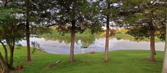 Charming cottage overlooking Lake Acre