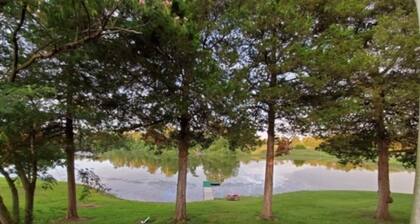 Viehättävä mökki näkymä 5 hehtaarin järvelle