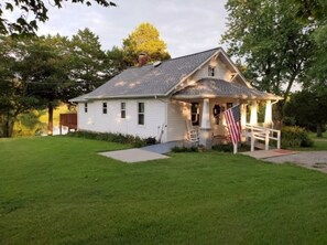 Exterior - Charming cottage overlooking Lake Acre (Dongola)