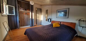 5 bedrooms, iron/ironing board, WiFi, bed sheets - TOTALLY INDEPENDENT FAMILY HOUSE WITH POOL (La Bretagne)