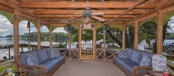 Beautiful Lake Talquin Home, with kayaks, great fishing, and at home amenities 