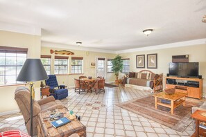 Smart-TV, Kamin, Bücher