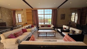 Smart-TV, DVD-spiller, bordtennis og bøker