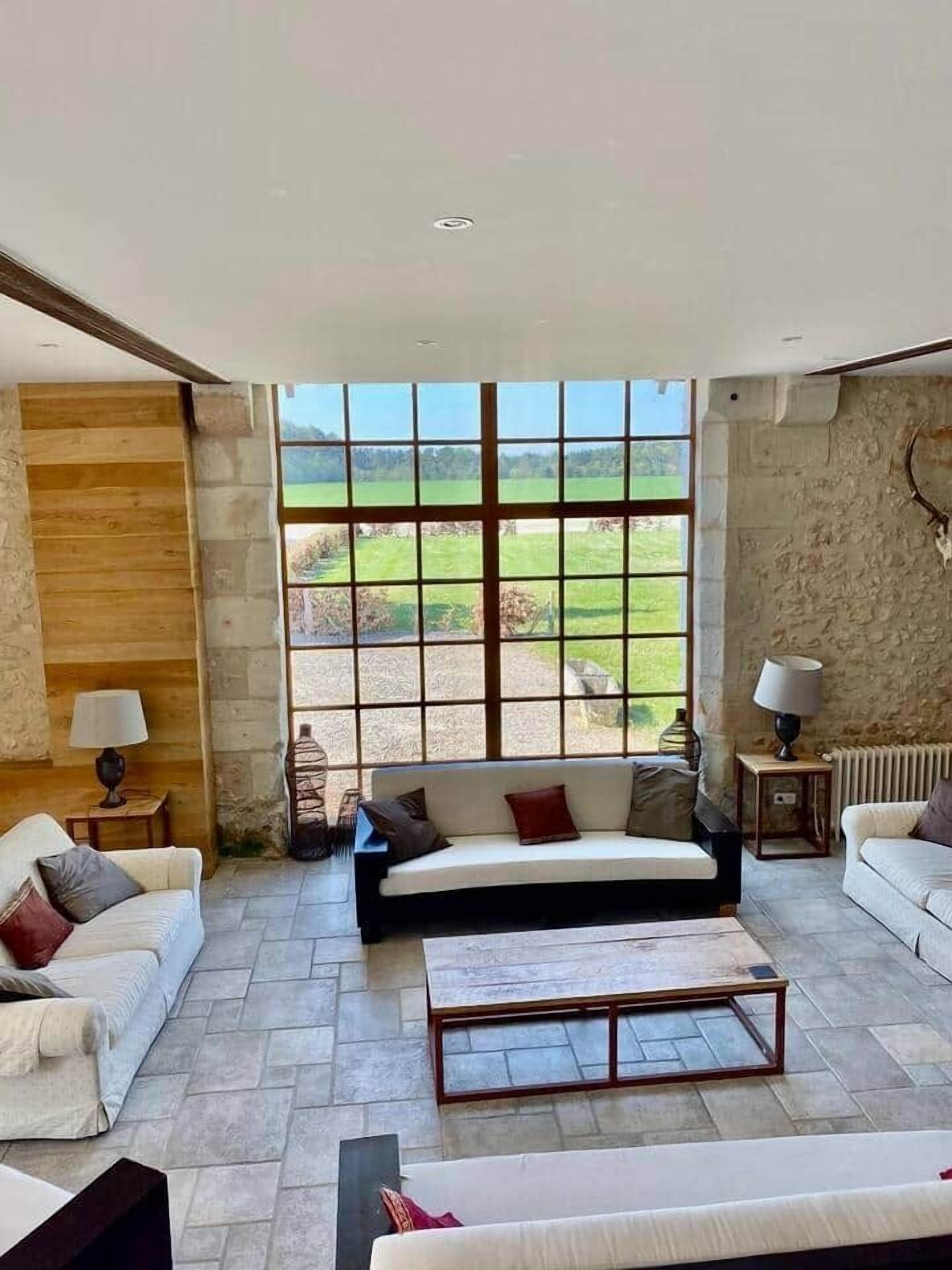 Téléviseur connecté, foyer, table de ping-pong, livres