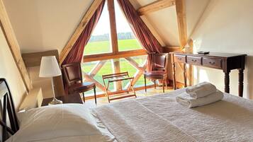 10 slaapkamers, een bureau, een strijkplank/strijkijzer, reisbedje