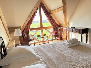 10 soverom, skrivebord, strykejern/-brett og reiseseng for barn