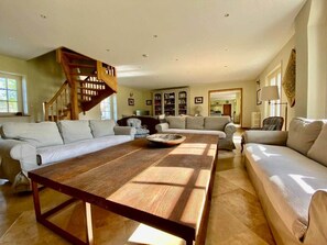 Smart TV, fireplace, ping pong, books