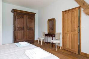 10 bedrooms, in-room safe, desk, iron/ironing board - Château Bizard, 19 p, pool, near castles (Monthou-sur-Cher)