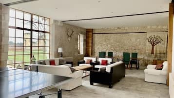 Smart TV, reproductor de DVD, tenis de mesa y libros