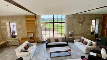 Smart TV, fireplace, table tennis, books