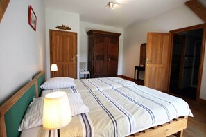 10 bedrooms, in-room safe, desk, iron/ironing board