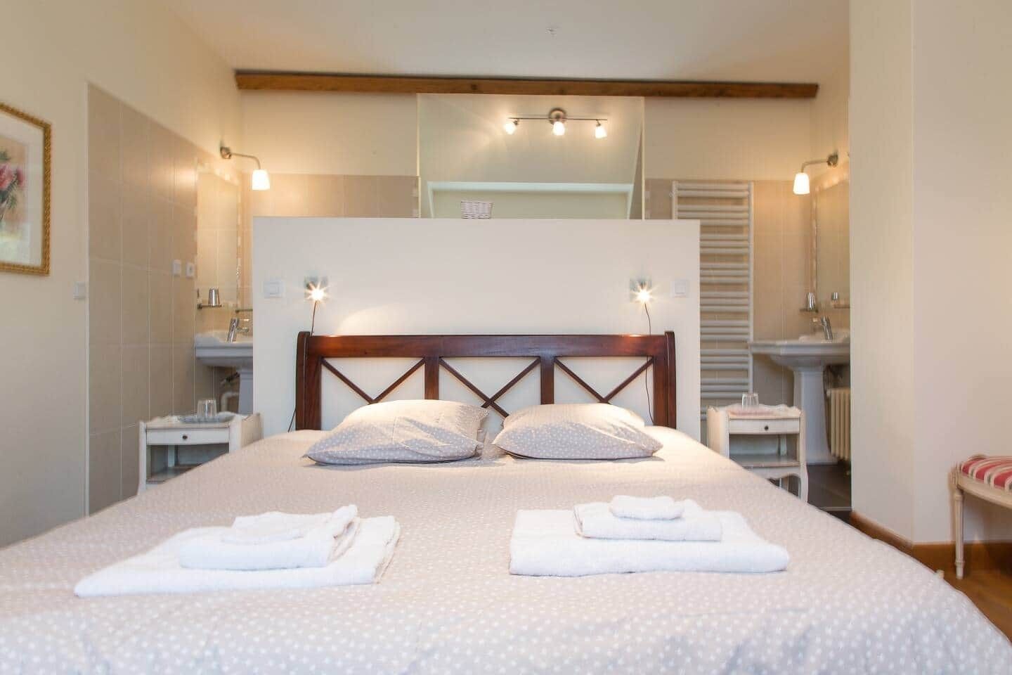 10 slaapkamers, een kluis op de kamer, een bureau