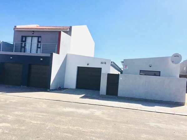 Exterior - Joy Holiday house is situated in a very safe suburb (Walvis Bay)