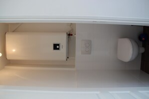 Secadora de cabello y papel de baño 