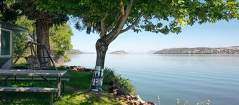 プライベートボートランプとレイク＆マウンテンビューを備えたセレーヌレイクフロントエスケープ