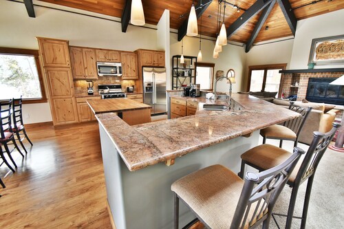 WOW Luxury Unit. Easy Drive to 6 Ski Areas. Garage, Elevator. Near Dining