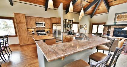 WOW Luxury Unit. Easy Drive to 6 Ski Areas. Garage, Elevator. Near Dining