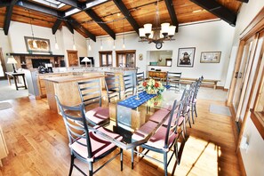 Dining - Luxury Unit! Easy Drive to 6 Ski Areas. Garage, Elevator! Near Dining, Shops (Frisco)