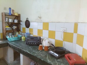 Fridge, oven, stovetop, electric kettle