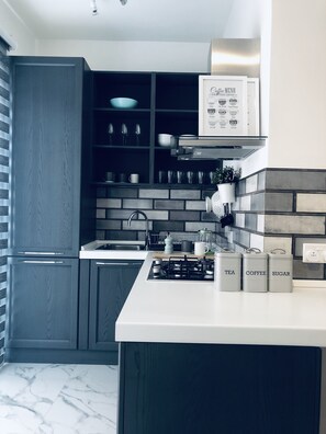 Fridge, oven, stovetop, electric kettle