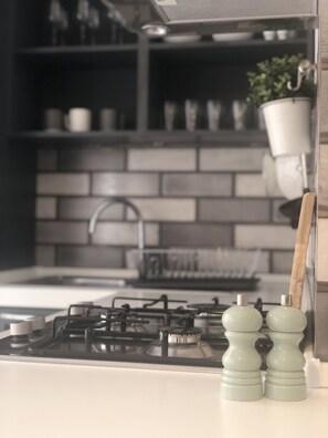 Kjøleskap, ovn, kokeplater og vannkoker