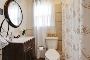 Douche, sèche-cheveux, serviettes fournies, savon