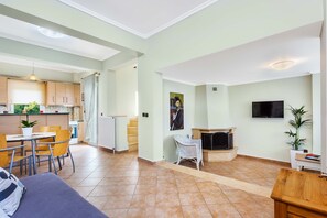 Een televisie en een open haard