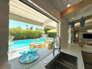 Outdoor dining - Stunning, Modern Twin Palms 5 Bedroom (palm springs)