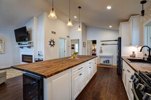 Fridge, microwave, oven, stovetop - Blue Fish Cottage-Hot tub, Kayaks, Ice Fishing (Waterford)
