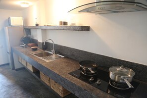Fridge, microwave, oven, stovetop - Zinc Urbannest apartment (Khan Doun Penh)
