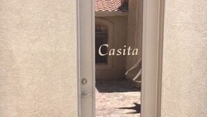 Puerta color beige con el nombre