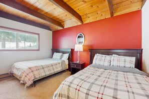 4 slaapkamers, een strijkplank/strijkijzer, internet, beddengoed