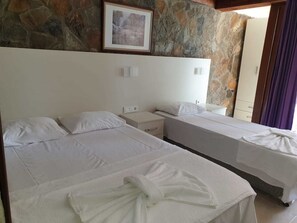 Habitación triple Confort, 1 habitación, vista al mar | Escritorio y espacio para trabajar con laptop