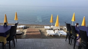 Private beach, sun-loungers, beach umbrellas, beach bar - Beykonagi Hotel (Edremit)