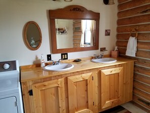 Duschwanne, Haartrockner, Handtücher, Seife