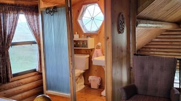 3 bedrooms, desk, iron/ironing board, bed sheets