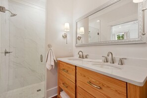 Combined shower/bathtub, hair dryer, towels - New Beachfront 3 Bed 2 1/2 Bath in downtown Bay St Louis in Prime Location (Bay St Louis)