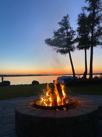 Private and Quiet Cottage with Stunning view of the Sunset. Great for fishing