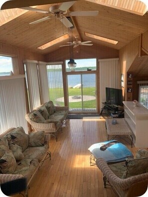Smart TV, fireplace, DVD player, books - Private and Quiet Waterfront Cottage with stunning view weekly/monthly discount (Kawartha Lakes)