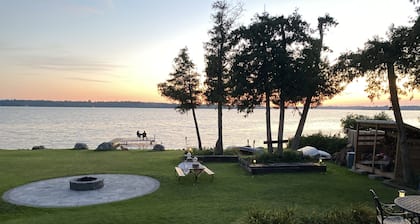 Private and Quiet Cottage with Stunning view of the Sunset. Great for fishing