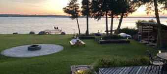 Private and Quiet Cottage with Stunning view of the Sunset. Great for fishing